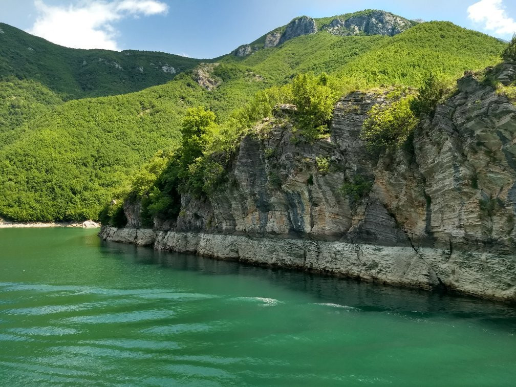 Komani Lake Boat Tours景点图片