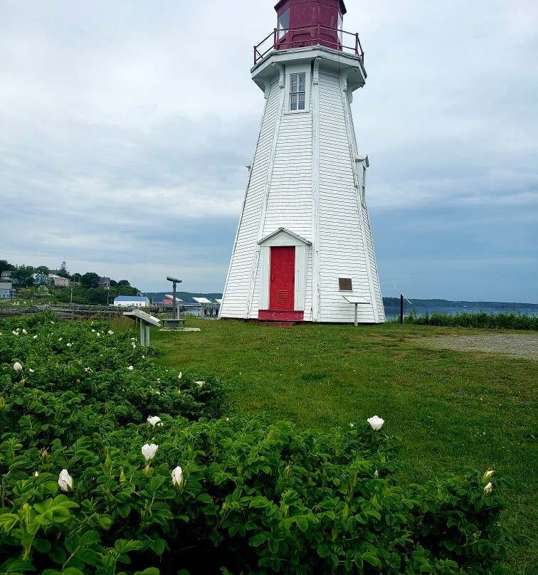 Mulholland Point Lighthouse景点图片