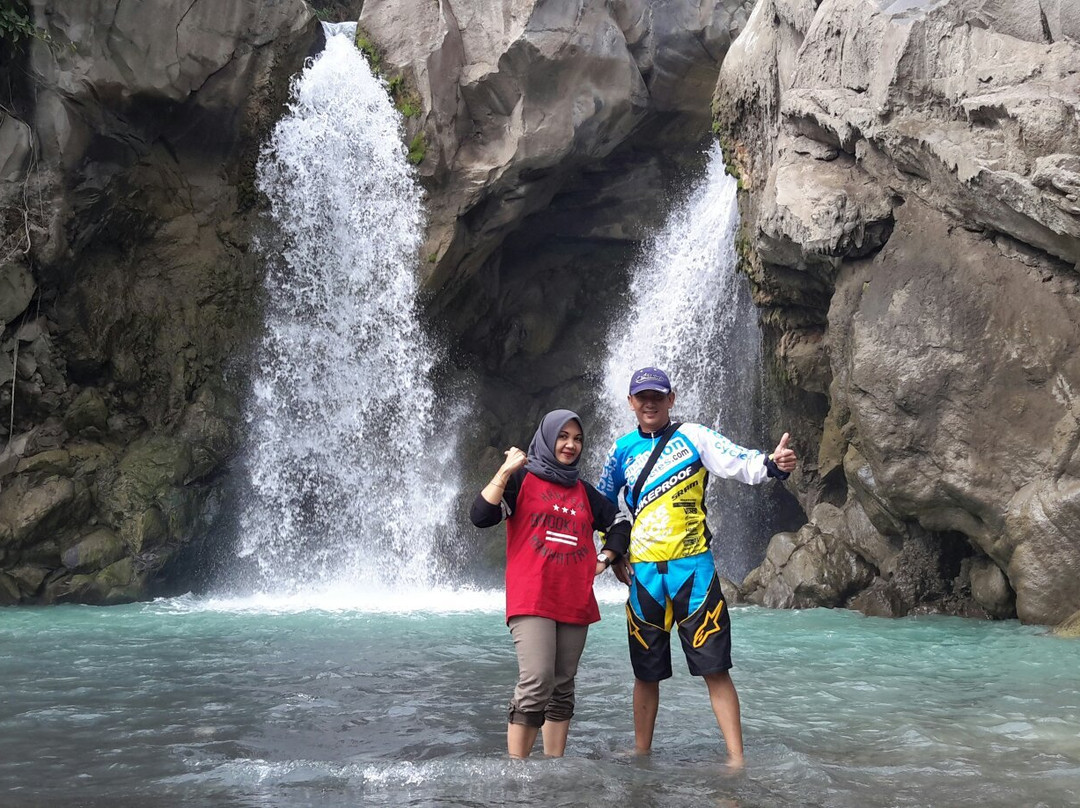 Dewi Selendang Waterfall景点图片