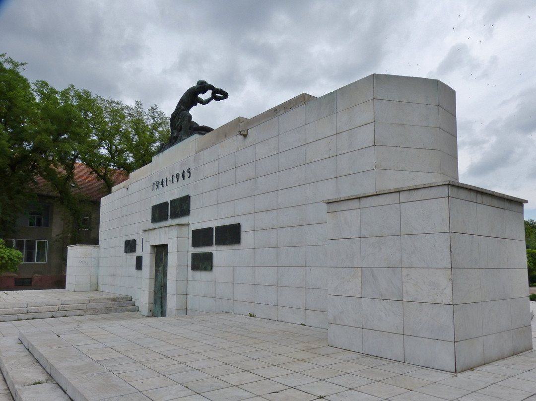 Monument to Fallen Soldiers and Victims of Fascism景点图片