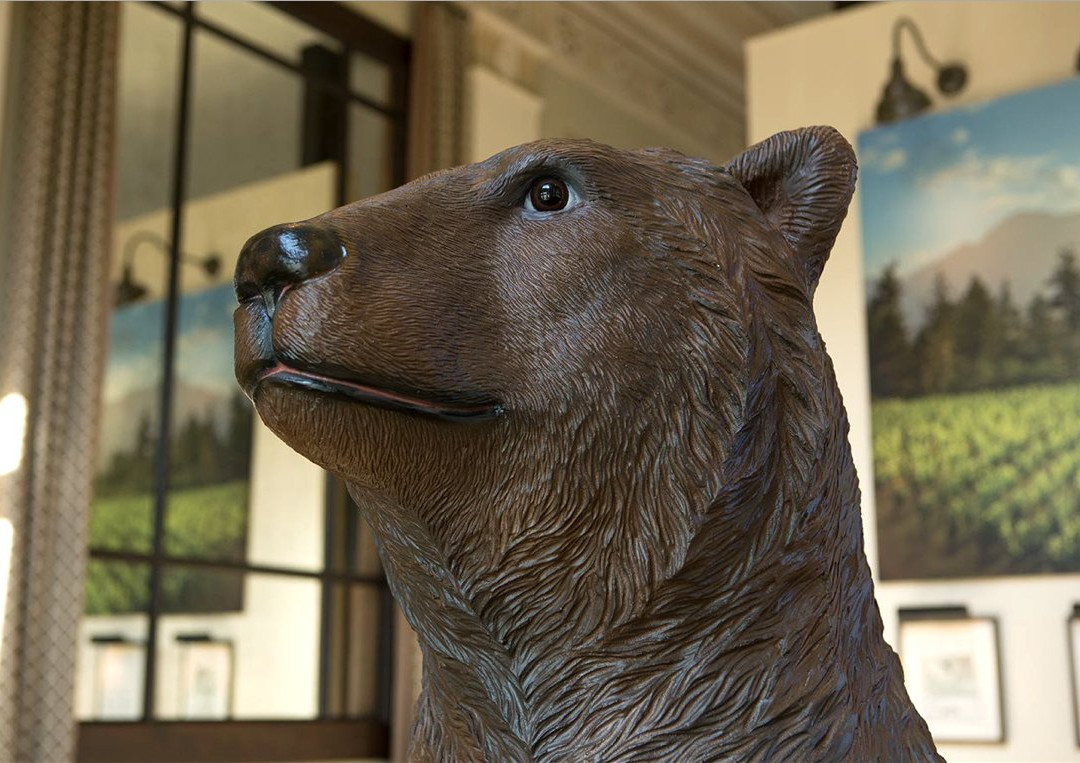 Huge Bear at The Bank Tasting Room景点图片