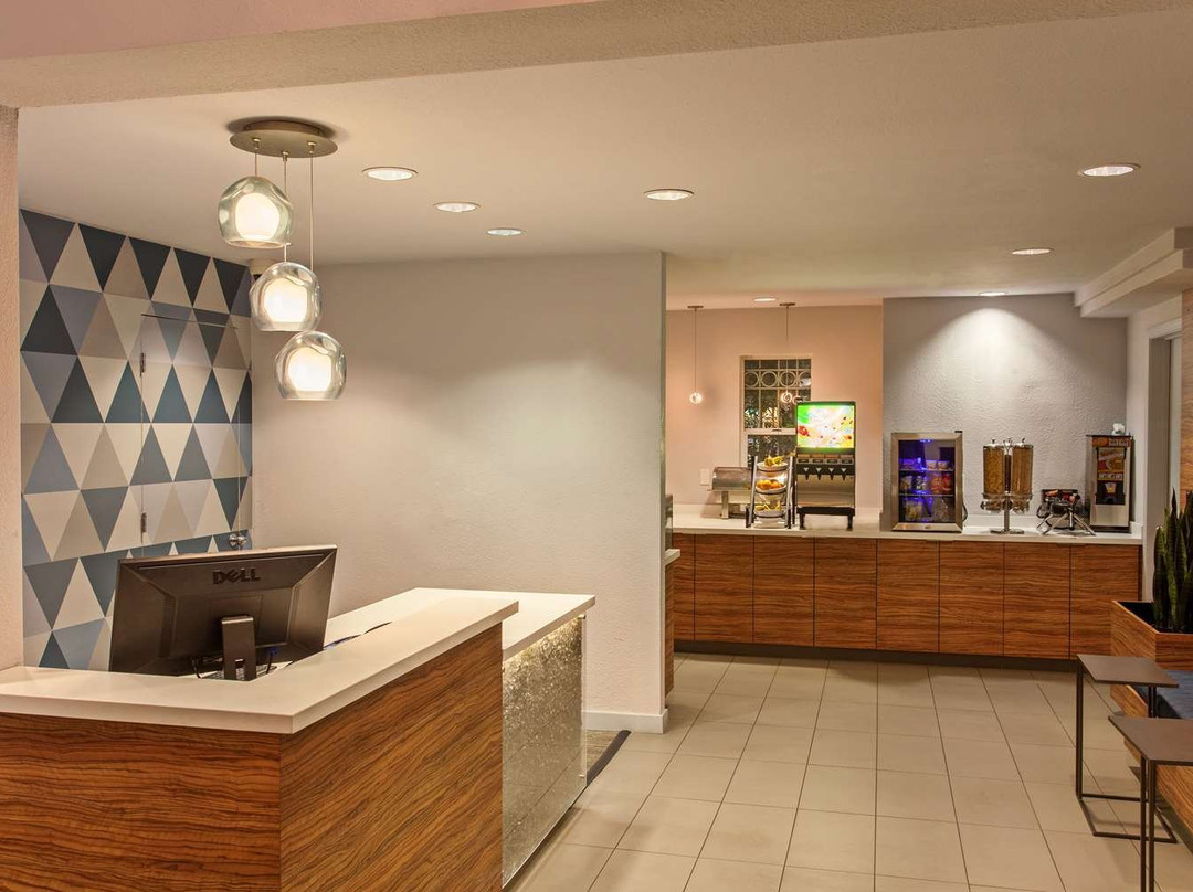 贝斯特韦斯特优质行政套房酒店主图