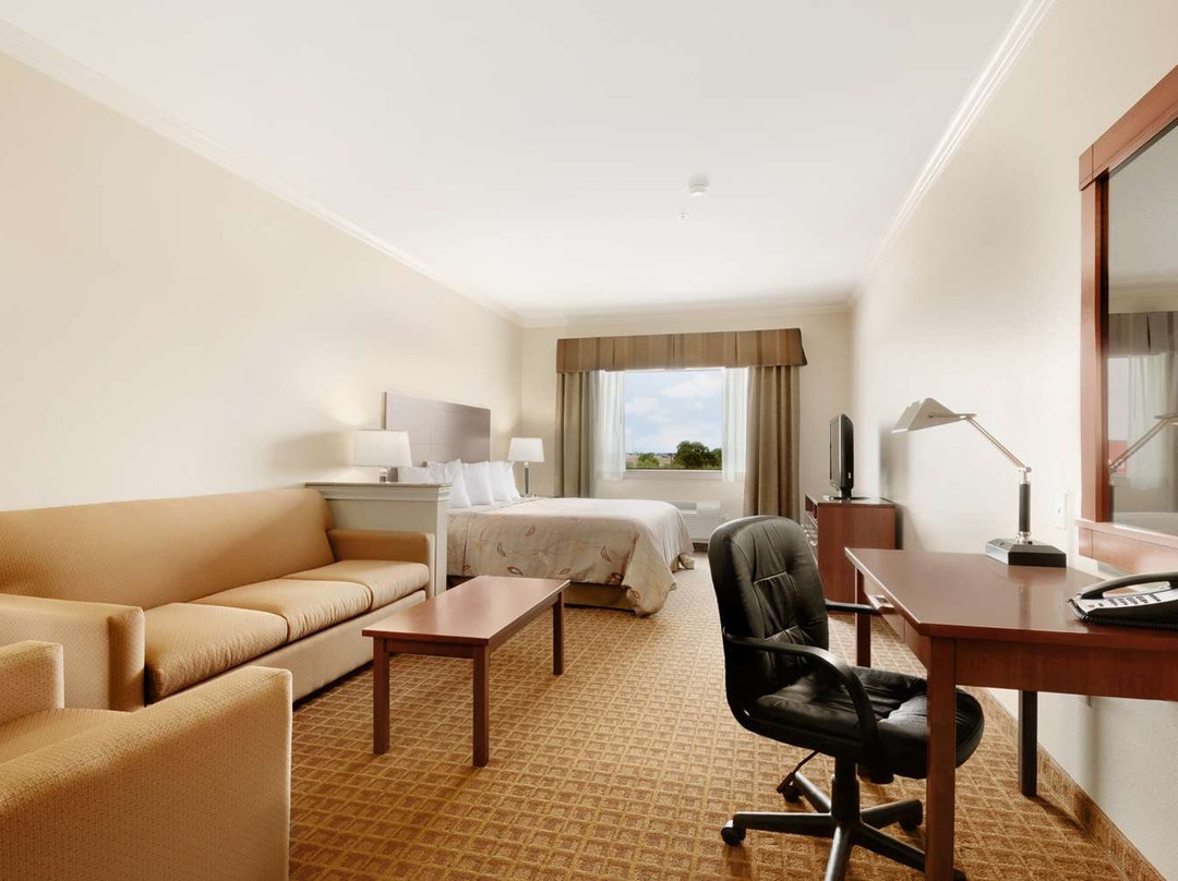 Ramada by Wyndham College Station主图