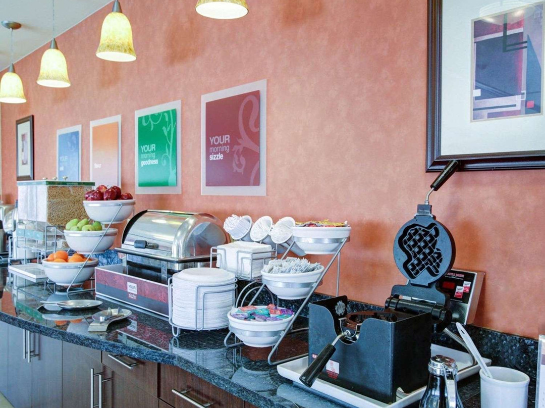 康福特套房酒店主图