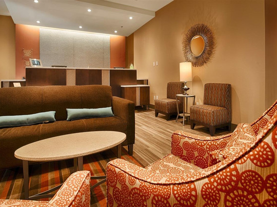 爱丁堡贝斯特韦斯特普勒斯旅馆&套房酒店主图