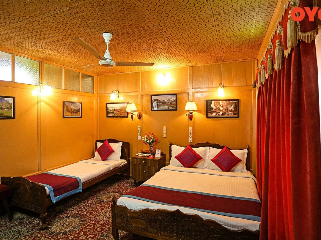 Shiraz Deluxe Houseboat主图