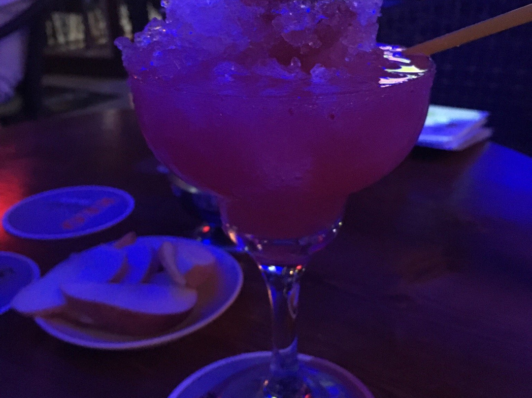 Oasis Cocktail Bar-皮拉必去景点