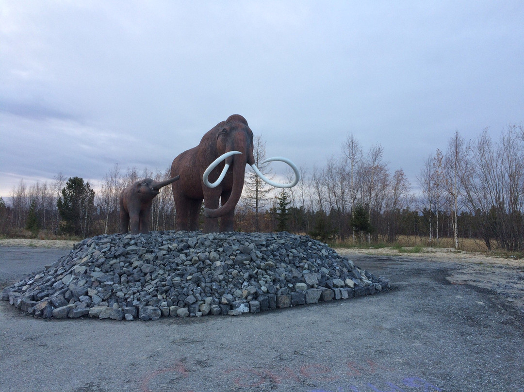 Sculpture "Mamont i Mamontenok"景点图片