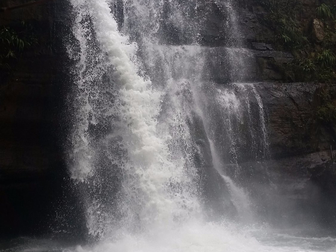 Tundo Telu Waterfall景点图片