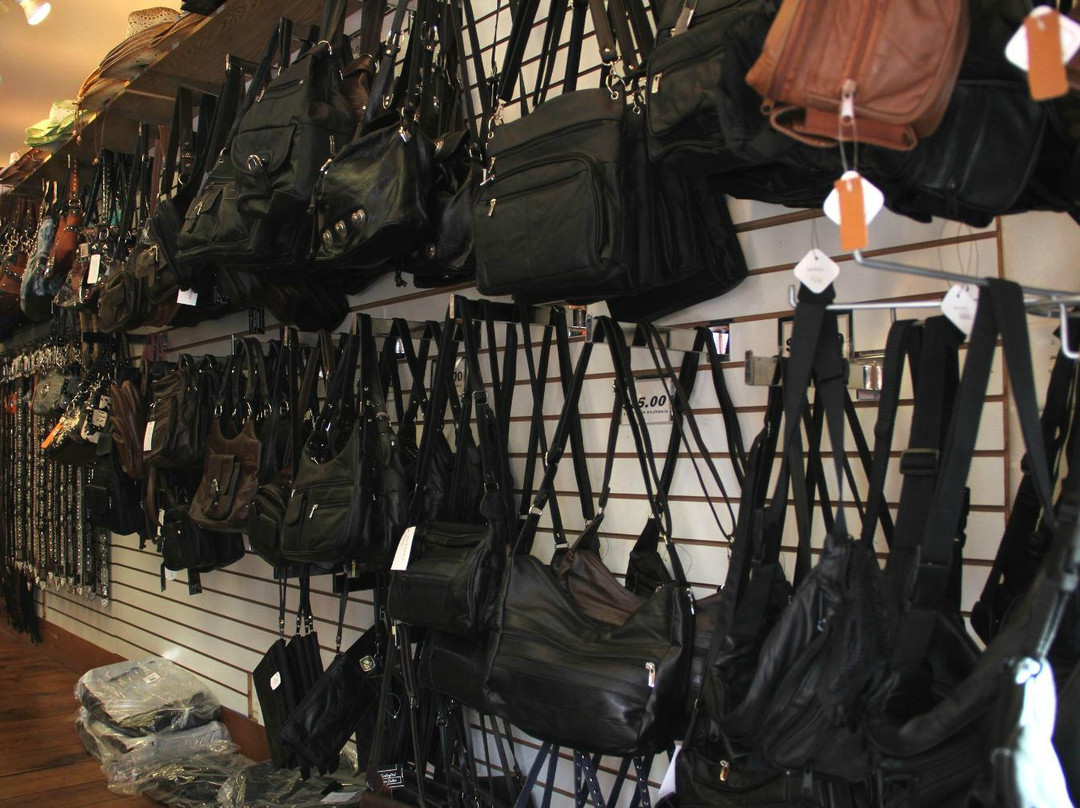 Dakota Leather Outlet-基斯通必去景点