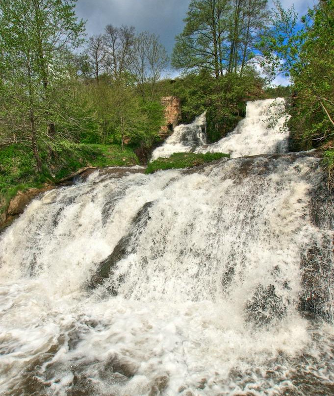 Dzurinskiy Waterfall景点图片