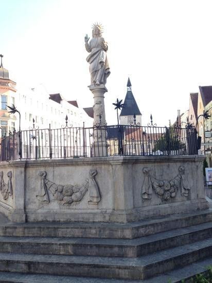 Fischbrunnen-因河畔布劳瑙必去景点