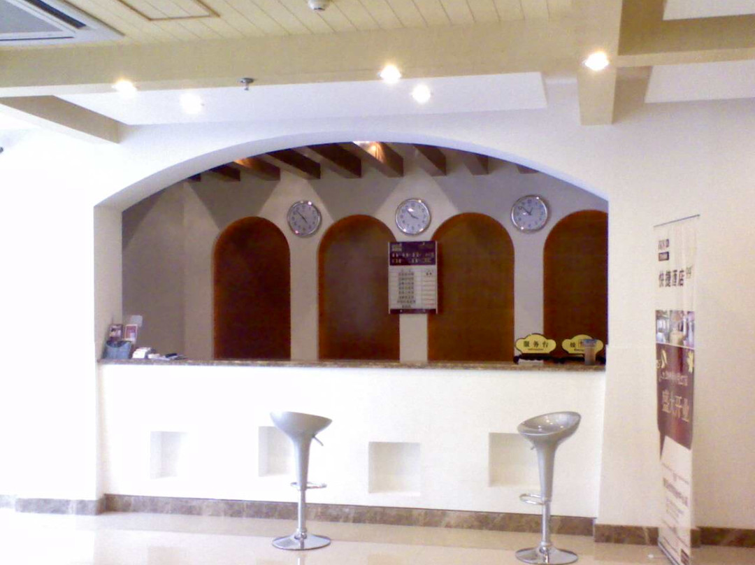 青岛世界旅舍酒店(台东步行街海泊河公园地铁站店)主图