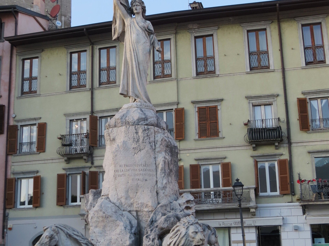 Fontana di Piazza XIII Martiri di Lovere景点图片