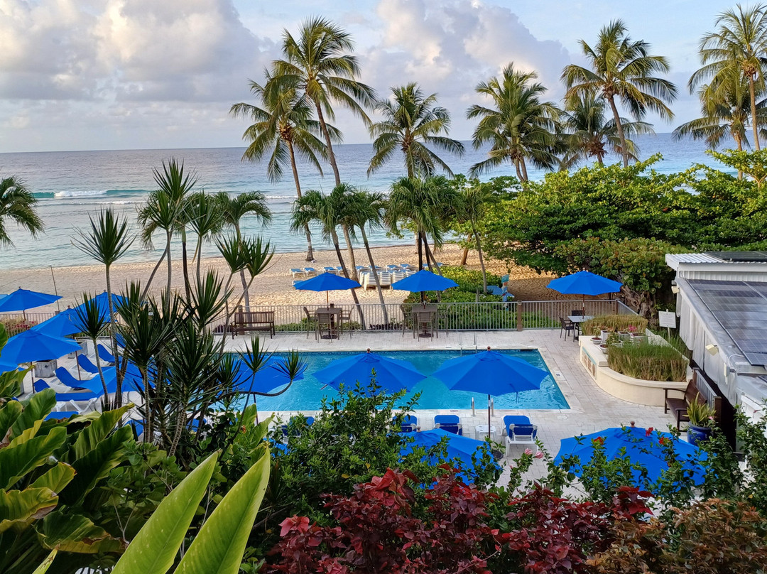 Coconut Court Beach Hotel主图