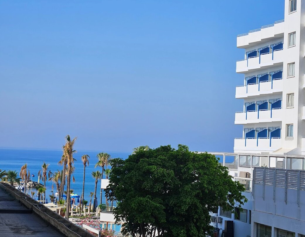 The Golden Bay Beach Hotel主图