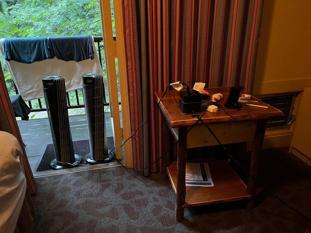 优胜美地瀑布山庄主图