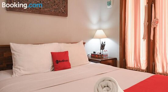 RedDoorz near Mertasari Beach 2