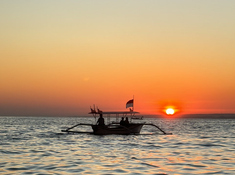 Saraswati Lovina Dolphin-罗威那海滩必去景点