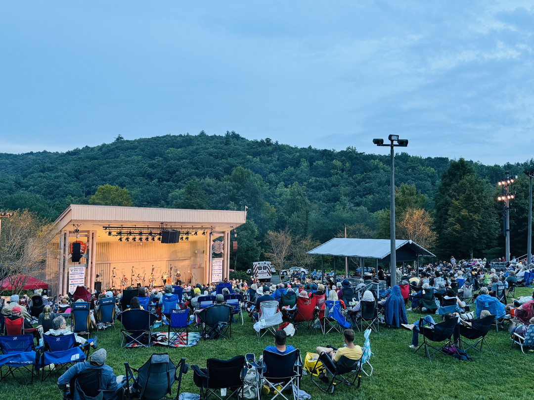 Fiddler's Roost Bed & Breakfast Cabins主图