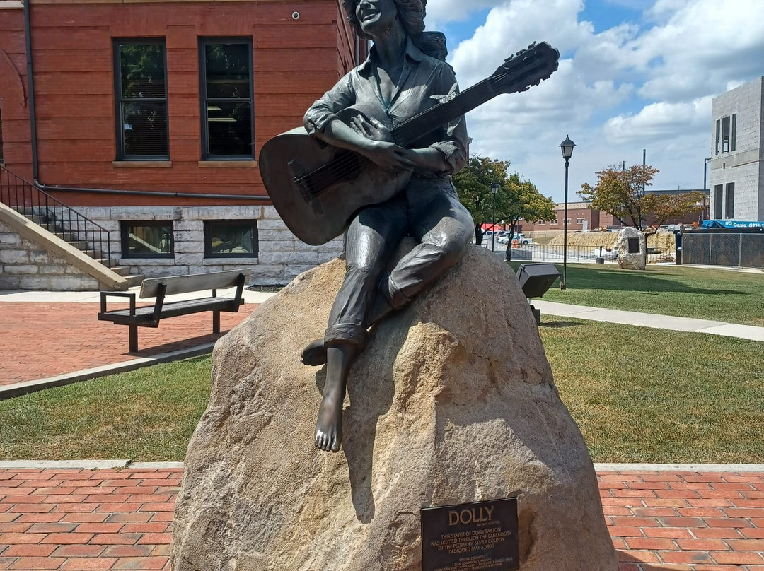 Dolly Parton Statue-塞维尔维尔必去景点