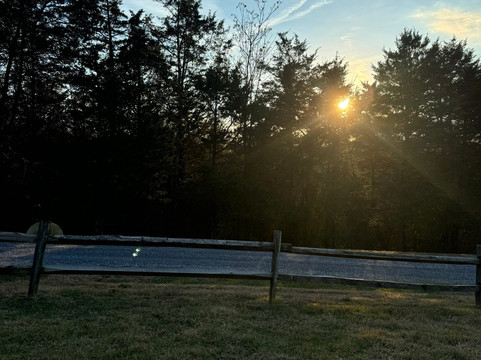 秋日岭小屋酒店主图