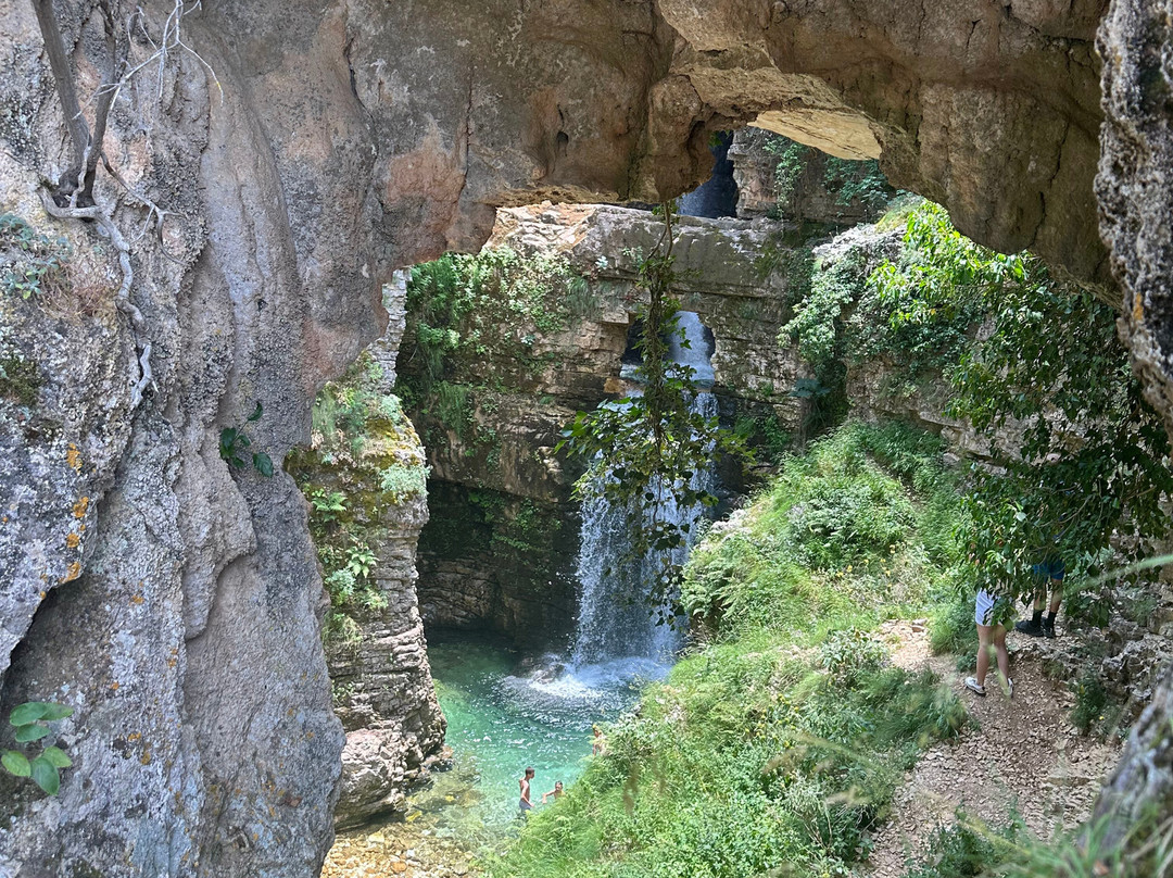 Peshtura Waterfall景点图片