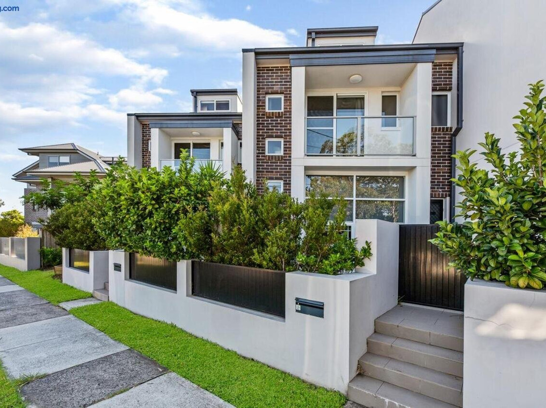 Relax in a Spacious & Modern Townhouse in Asquith