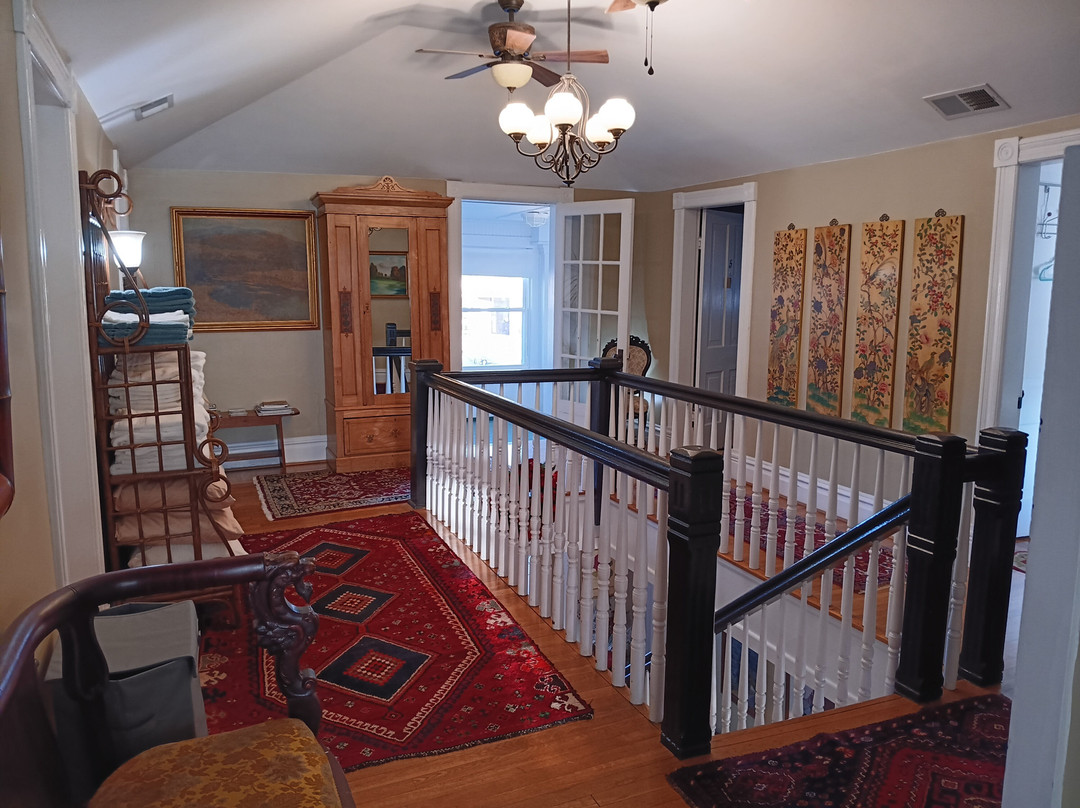 The Red Lantern Inn主图