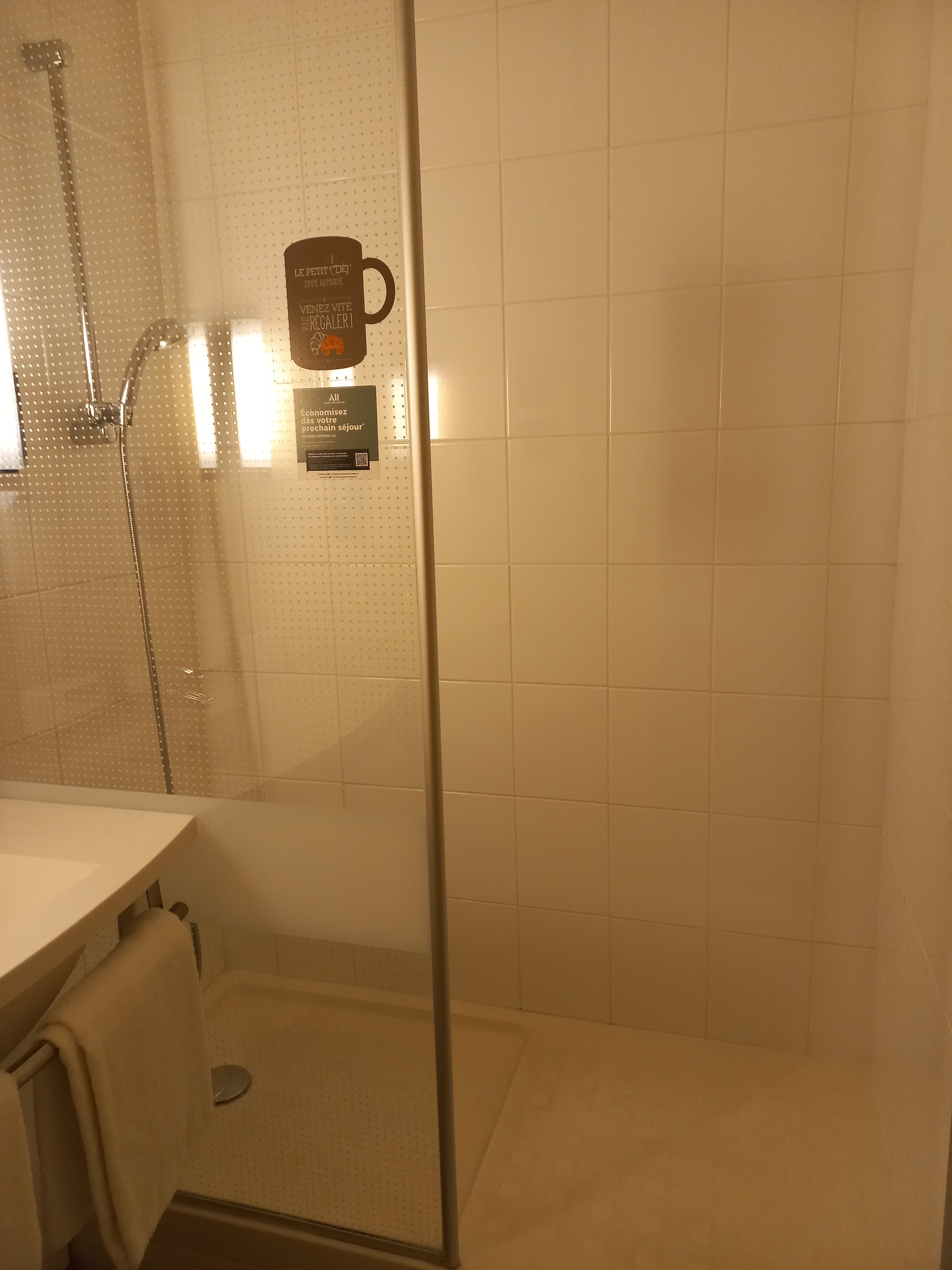 宜必思普瓦捷博利厄酒店-浴室