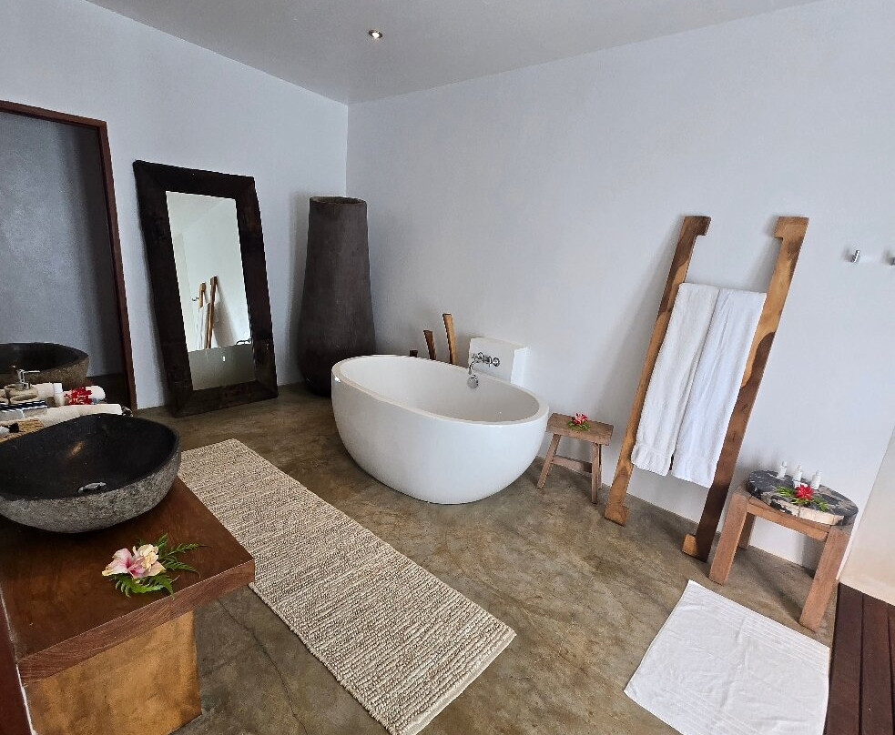 潮汐河段度假酒店主图