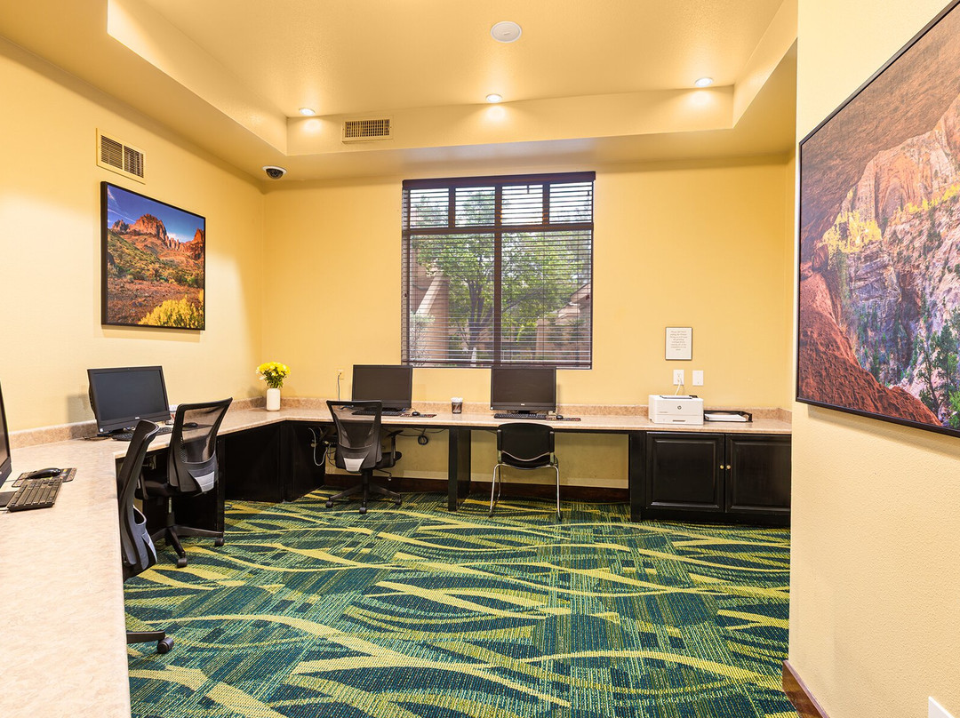 宁静峡谷悬崖酒店主图