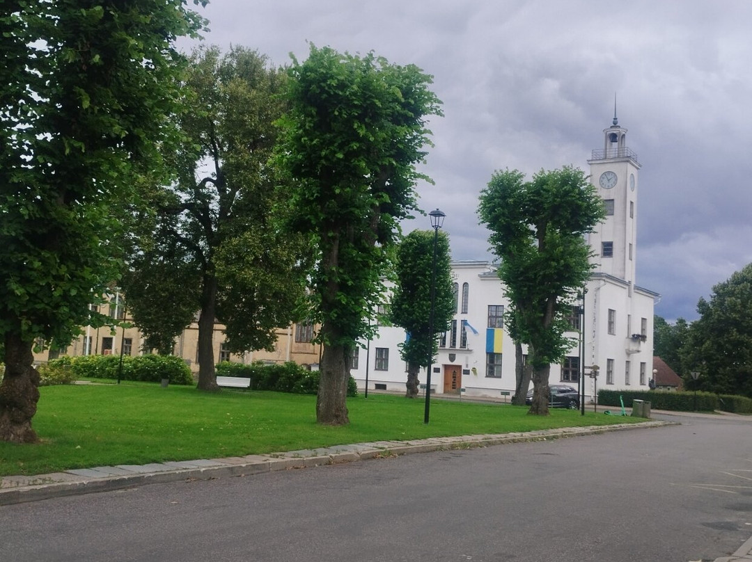 Town Hall and monument to the mayor August Maramaa-维尔扬迪必去景点