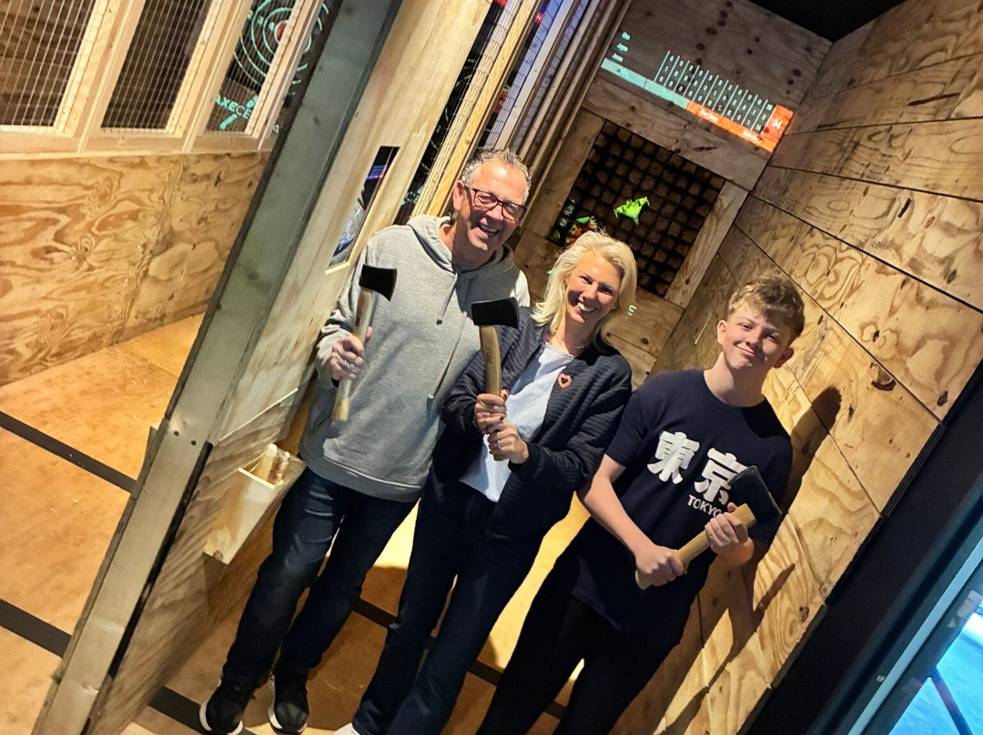 Axecelerate Axe Throwing-米尔顿凯恩斯必去景点