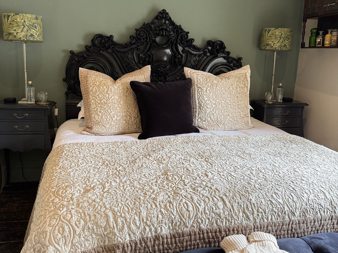 The New White Lion主图