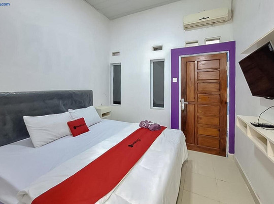 RedDoorz @ Jalan Ahmad Yani