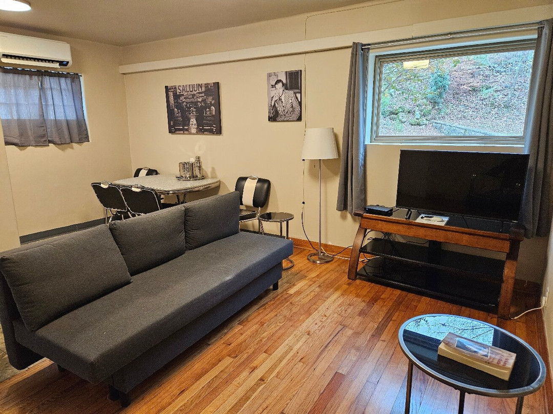 Happy Hollow Motel主图