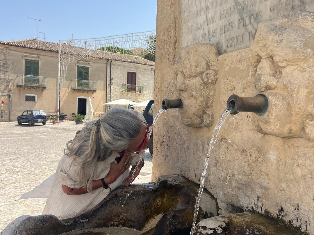 Fontana di Piazza Umberto I-Palazzo Adriano必去景点