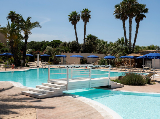 德尔菲诺海滩酒店主图