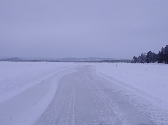 Inari Lake Skating-伊瓦洛必去景点