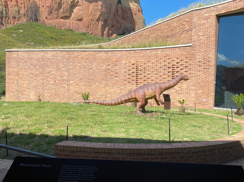 Kgodumodumo Dinosaur Interpretation Centre-克拉伦斯必去景点