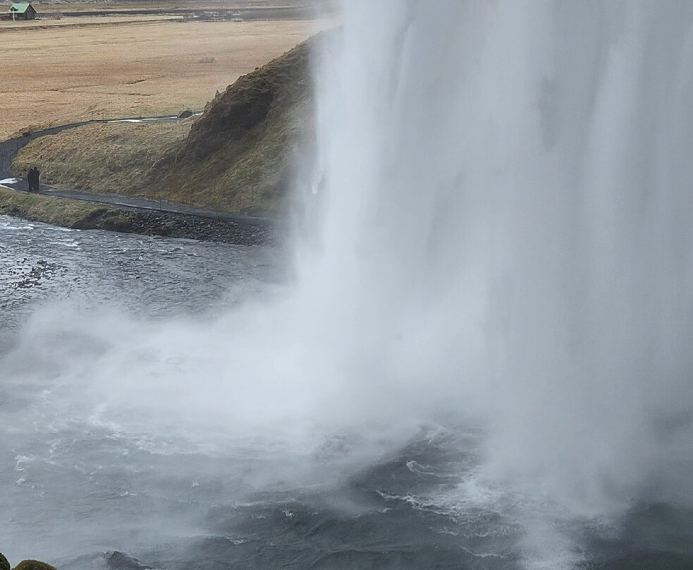 Seljalandsfoss waterfall-海拉必去景点
