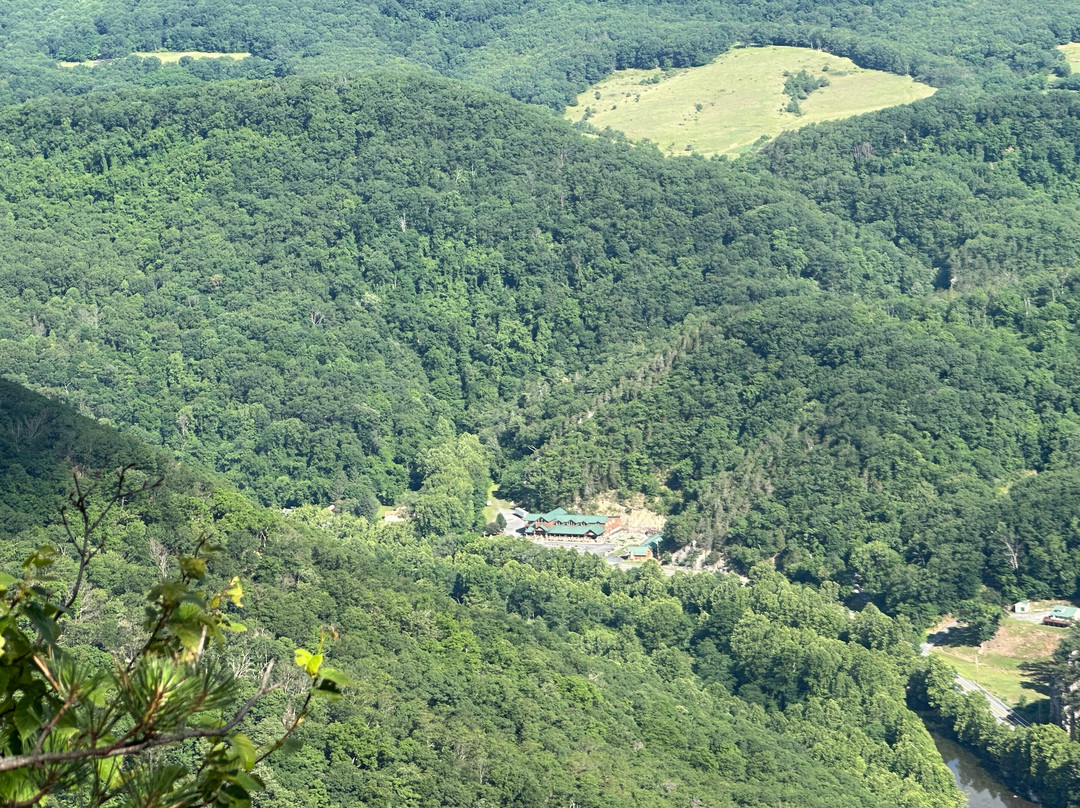 Smoke Hole Caverns & Log Cabin Resort主图