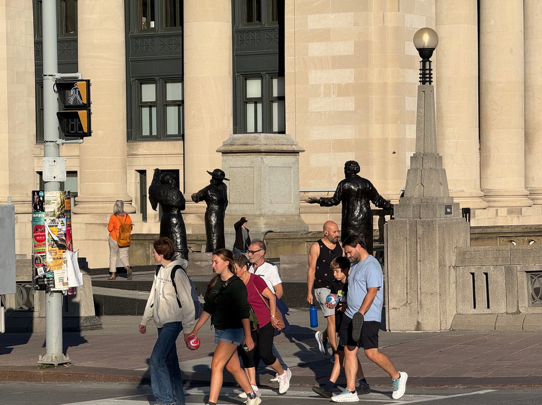 Famous Five Monument-渥太华必去景点
