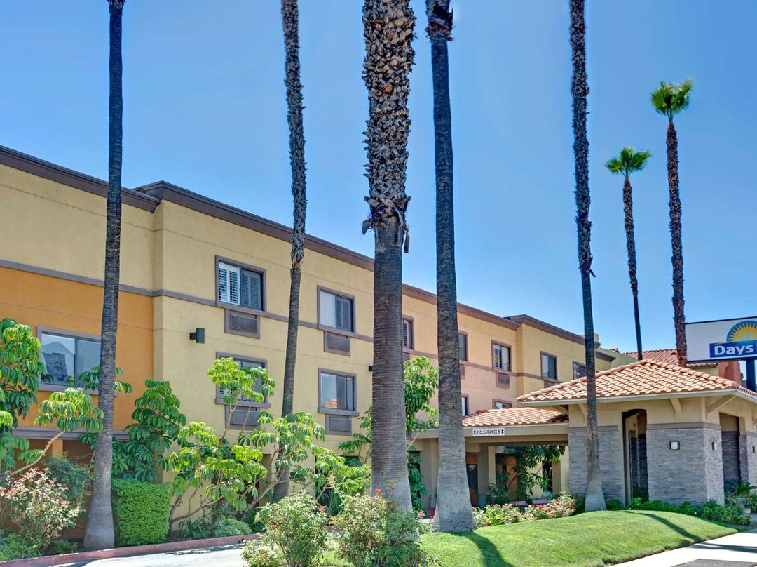 西柯维纳市戴斯酒店主图