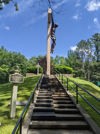 Cross In The Woods National Shrine景点图片