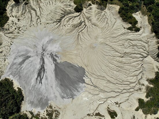 Vulcanii Noroiosi (Muddy Volcanoes)景点图片