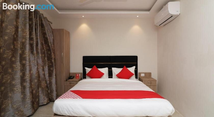 OYO 73242 Padmapriya A/c Deluxe Lodge