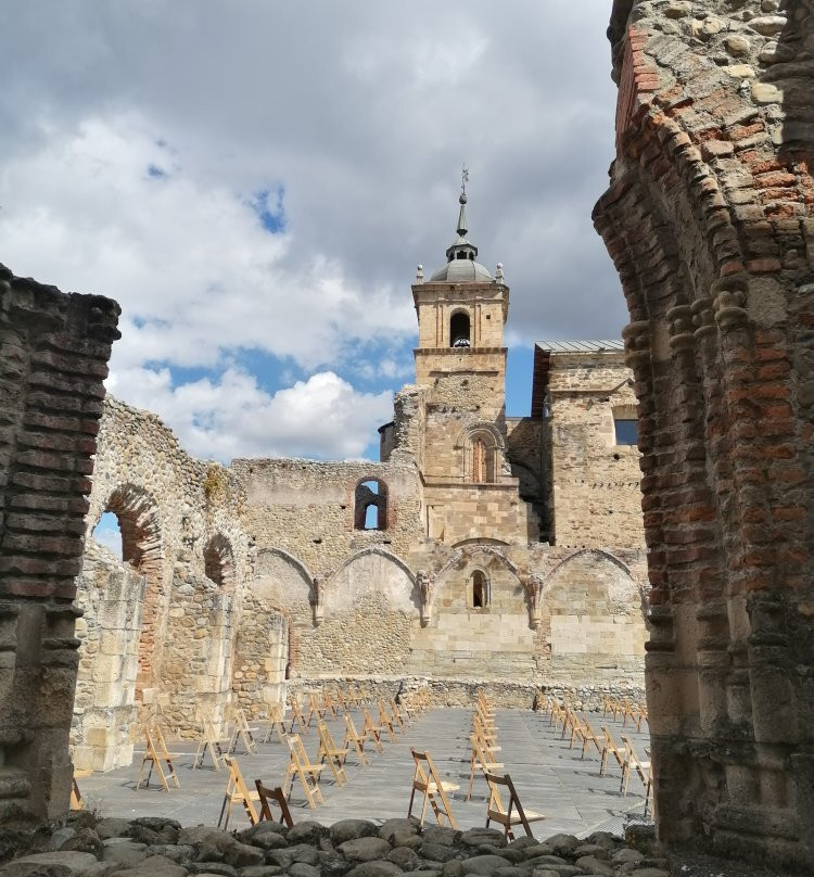 Monasterio de Santa María de Carracedo景点图片