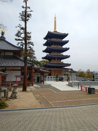 Nakayama-dera Temple Gojunoto-宝冢市必去景点